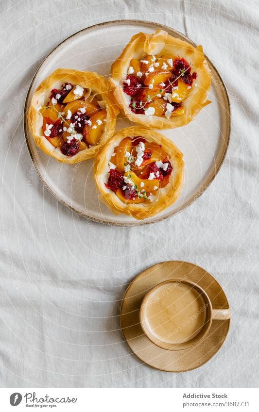 Leckere süße Torten auf Tasse Kaffee Gebäck gebacken Frucht lecker filo Teigwaren aromatisch Dessert geschmackvoll Lebensmittel Frühstück selbstgemacht Morgen