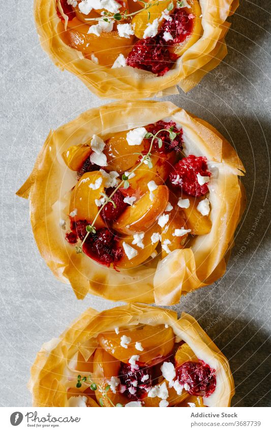 Leckere süße Torten auf Tasse Kaffee Gebäck gebacken Frucht lecker filo Teigwaren aromatisch Dessert geschmackvoll Lebensmittel Frühstück selbstgemacht Morgen