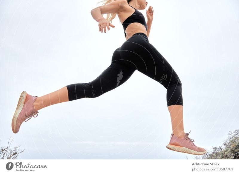 Junge sportliche Frau beim Training am Meer laufen Seeküste Fitness Sportlerin jung schlank Athlet Übung modern Wellness Wohlbefinden Gesundheit Lifestyle