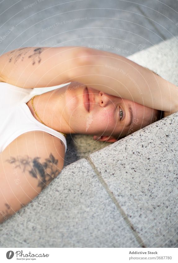 Junge Frau auf der Treppe liegend Lügen Schritt modern Großstadt Straße urban rasiert Subkultur Individualität jung Deckblatt Sommer ruhen Stadt Außenseite