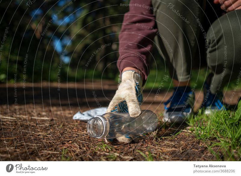 Frau sammelt Plastikmüll im Wald Müll Abfall Freiwilligenarbeit Reinigen plogging Kunststoff Umwelt Recycling Ökologie Freiwilliger im Freien wiederverwerten