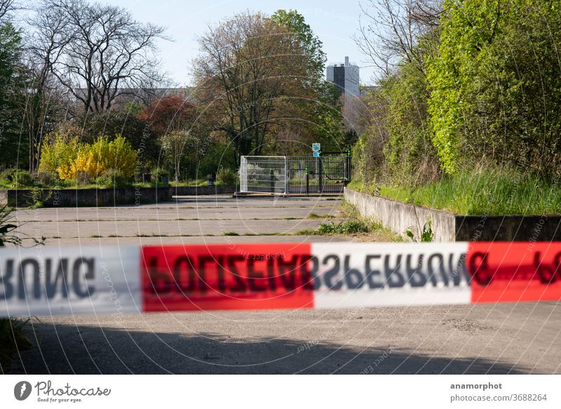 Polizeiabsperrung im Lockdown der Coronakrise rot-weiß Flatterban Absperrung Krise coronavirus Coronavirus Pandemie Quarantäne Corona-Virus COVID Epidemie