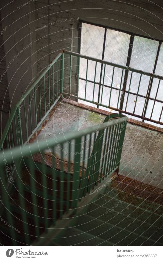 abwärts. Ruine Bauwerk Gebäude Mauer Wand Treppe Fassade Stein Glas Metall gehen trashig trist grau Traurigkeit Schmerz Enttäuschung Einsamkeit Farbfoto