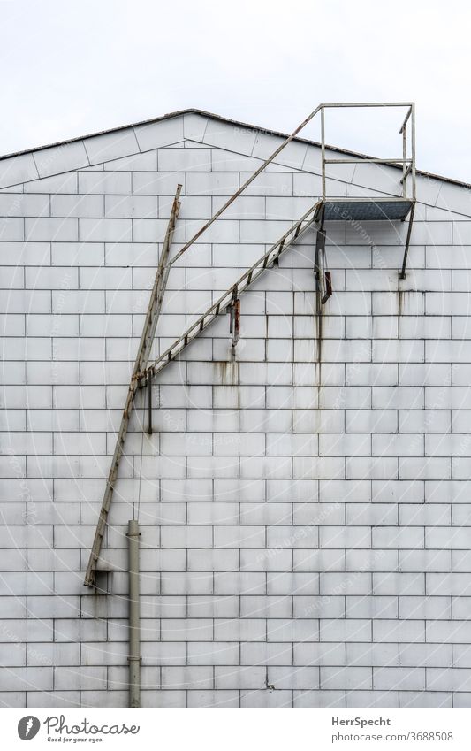 Weg zum Dach Leiter Treppe Treppengeländer Konstruktion Fassade Architektur weiß Detailaufnahme Haus aufsteigen Metall aufwärts Wand Geländer gefährlich gewagt