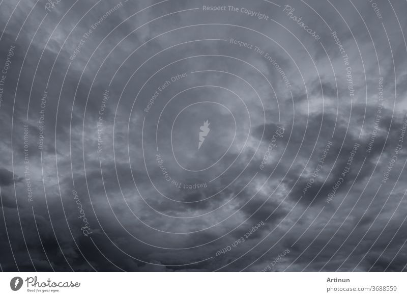 Dunkler dramatischer Himmel und Wolken. Hintergrund für Tod und trauriges Konzept. Hintergrund zum Halloween-Tag. Donner und Gewitterhimmel. Trauriger und launischer Himmel. Hintergrund zur Natur. Toter abstrakter Hintergrund. Wolkenlandschaft.