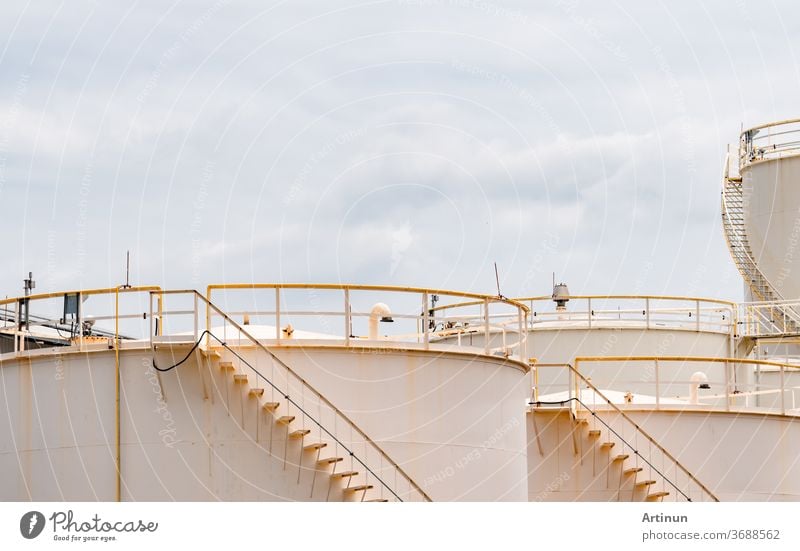 Nahaufnahme eines Kraftstofflagertanks in einer Erdölraffinerie. Weißer großer Tank eines Öllagers. Kraftstoff-Silo. Flüssigöltank. Petroleum-Öl-Industrie. Tankstelle. Ölraffinerie-Anlage. Petrochemische Industrie.