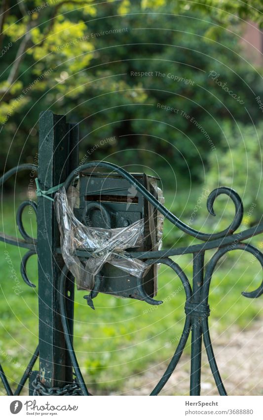 Briefkasten mit Verband Gartentor Post Menschenleer Häusliches Leben Detailaufnahme Klebeband reperaturbedürftig grün Befestigung provisorisch Briefschlitz