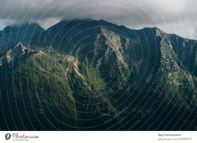 dunkle Wolke über Berggipfel Abenteuer alpin Alpen Schlucht Dolomit Dolomiten dramatisch Europäer Wald Geologie grün Gesundheit Italien Landschaft