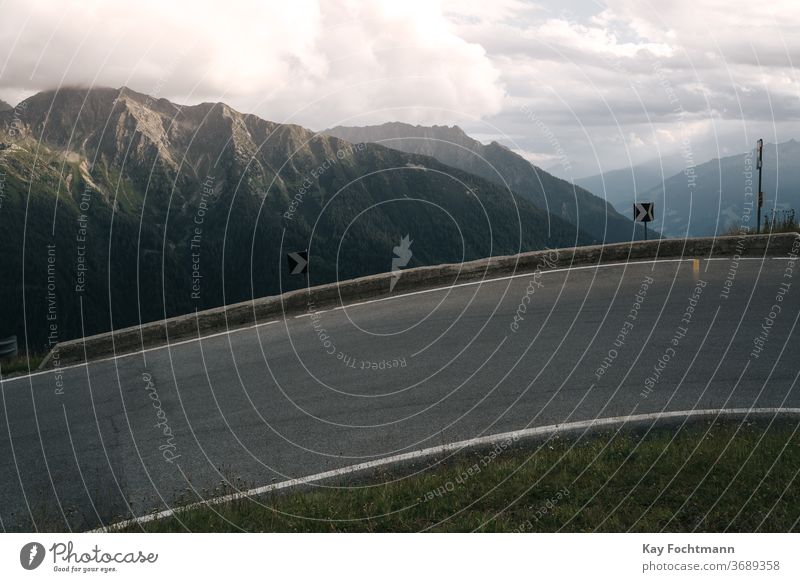 serpentinenreiche Bergstraße mit Gebirgskette Abenteuer alpin Alpen Kurve gefährlich Ausflugsziel Dolomiten Umwelt Europa hoch wandern Landschaft