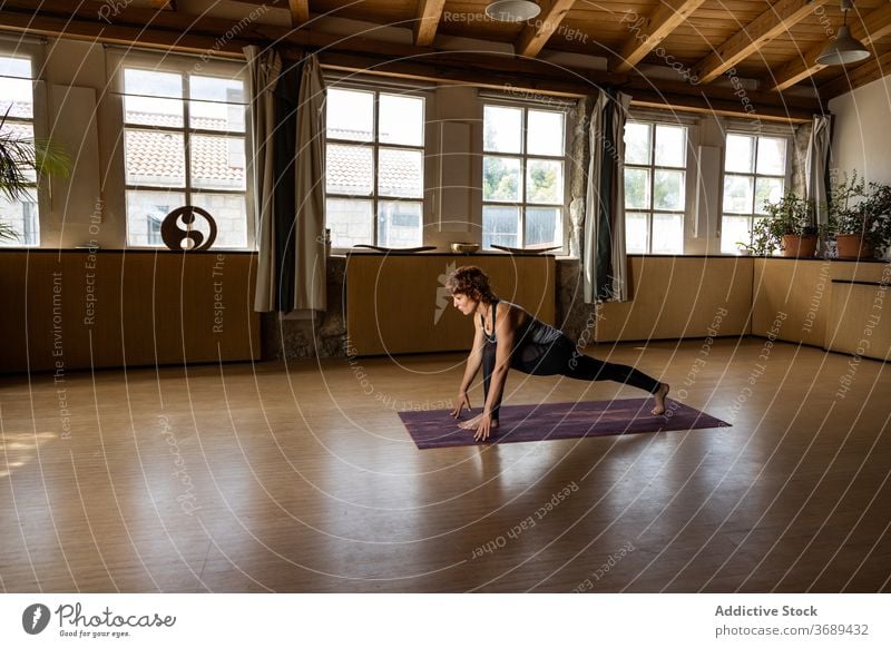 Frau übt Yoga Gleichgewicht Klasse Übung trainiert. Fitness fokussiert Fitnessstudio Gesundheitswesen im Innenbereich sehr wenige friedlich Pose Körperhaltung