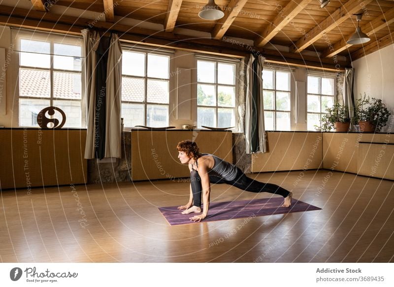 Frau übt Yoga Gleichgewicht Klasse Übung trainiert. Fitness fokussiert Fitnessstudio Gesundheitswesen im Innenbereich sehr wenige friedlich Pose Körperhaltung