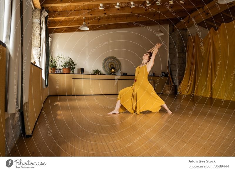 Frau macht Yoga in Crescent Lunge Pose üben Sichel-Lungen-Pose anjaneyasana Atelier Wellness Kleid Konzentration Gesundheit schlank Asana Harmonie