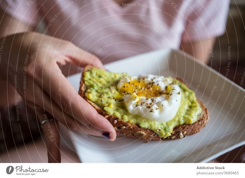 Ethnische Frau beim Frühstück auf dem Bett Zuprosten Avocado Ei essen lecker Gesundheit Ernährung Morgen ethnisch asiatisch gemütlich heimwärts Lebensmittel