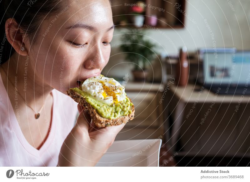 Ethnische Frau beim Frühstück auf dem Bett Zuprosten Avocado Ei essen lecker Gesundheit Ernährung Morgen ethnisch asiatisch gemütlich heimwärts Lebensmittel