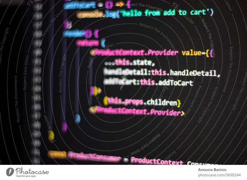 Programmiersprache auf schwarzem Bildschirmhintergrund, Javascript-React-Code Algorithmus eckig Anwendung binär Business Code auf dem Bildschirm Kodierung