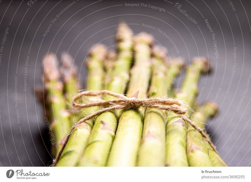 Ein Bund grüner Spargel Gemüse Ernährung Vegetarische Ernährung Bioprodukte Gesunde Ernährung Spargelzeit Spargelspitze Spargelbund Gesundheit Nahaufnahme