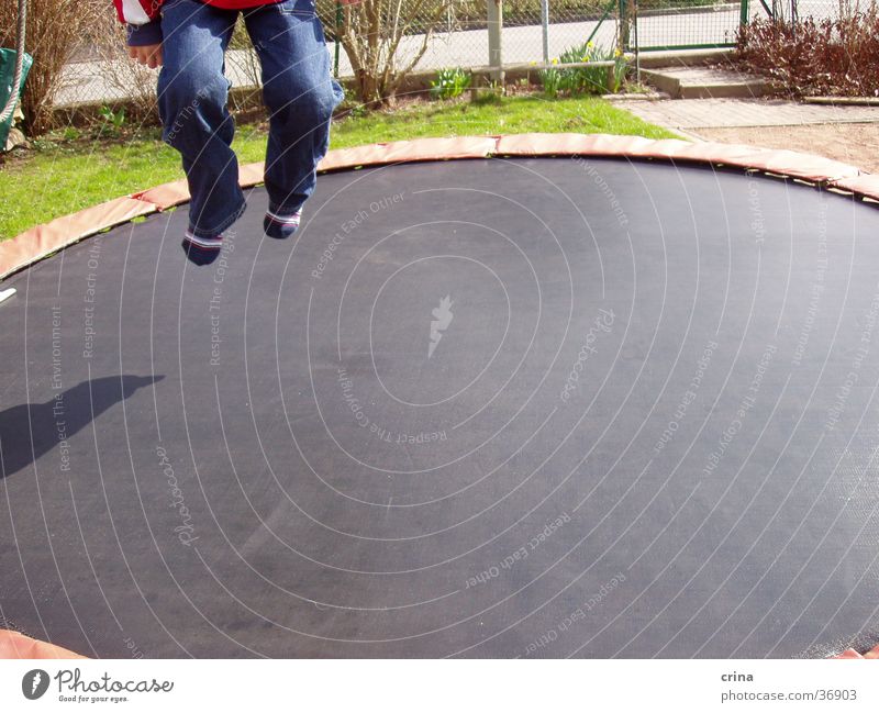 ... und hop... springen hüpfen Trampolin Mann Jeanshose Beine Fuß