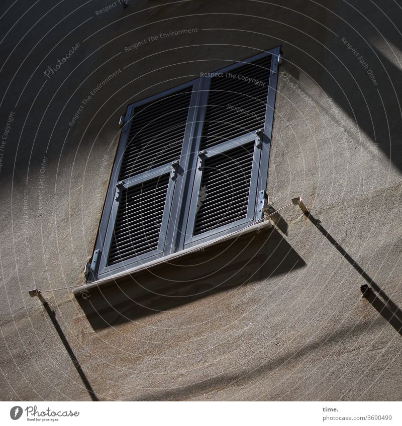 Italienischer Hinterhof mit Fensterläden und Wäscheleine im Frühsommer haus wand fenster nebeneinander nachbarn mauer putz licht schatten nachbarschaft