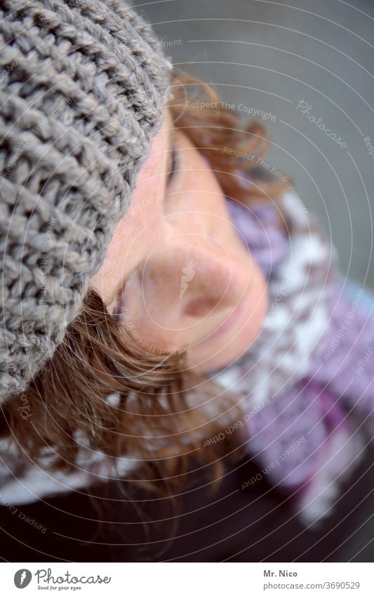 Portrait einer Strickmütze Vogelperspektive Nase Gesicht Haare & Frisuren Mütze Schal Mode hübsch natürlich Accessoire Lifestyle Locken Sympathie Warmherzigkeit