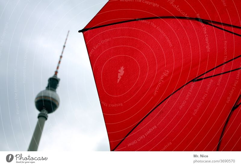 Großstadt Fernsehturm Sonnenschirm Berliner Fernsehturm Hauptstadt Himmel Wahrzeichen Sehenswürdigkeit Architektur Stadt Stadtzentrum rot Regenschirm Bauwerk