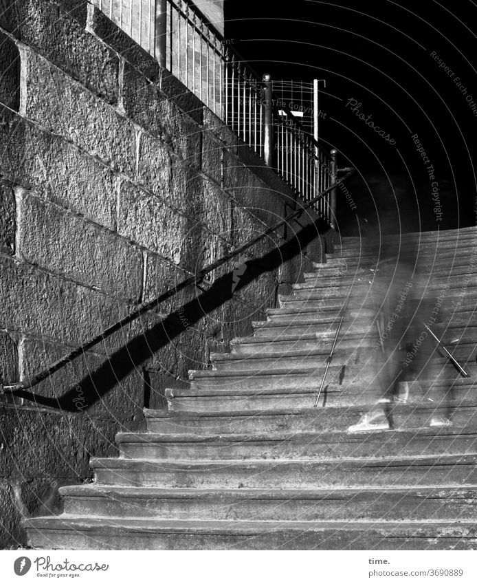 Geisterstunde mit Stativ | dynamisch treppe mauer handlauf frau füße schuhe stativ bewegung schatten geländer sandstein alt historisch rätsel inspiration sw