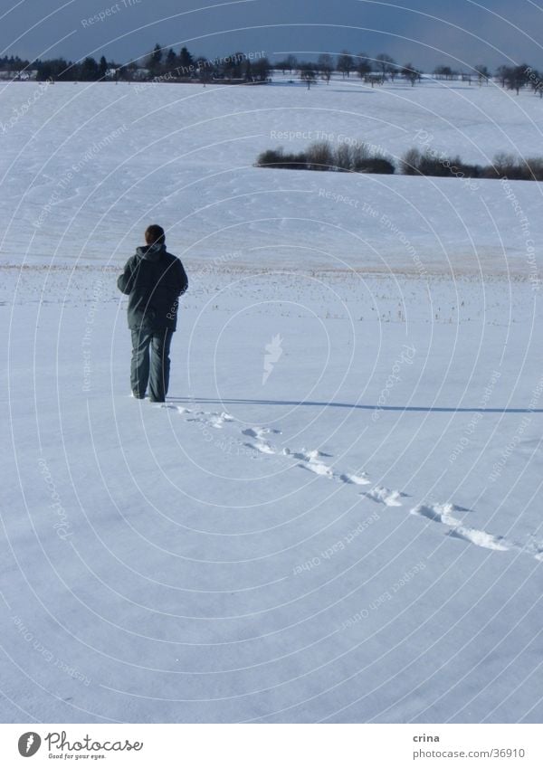 Allein weiß Mann Schnee blau Spuren Einsamkeit