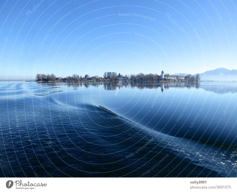 winterliche Ruhe am Chiemsee... Kloster Einsamkeit Natur Religion & Glaube Landschaft Reflexion & Spiegelung Berge u. Gebirge blauer Himmel Wasser Kirchturm