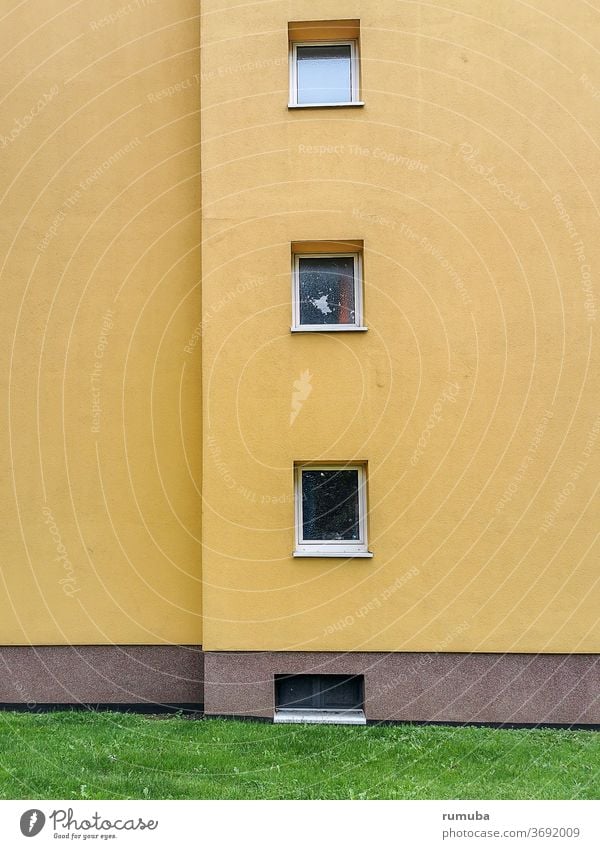 Gelbe Hauswand mit Fenstern Wand Mauer Fassade Gebäude Außenaufnahme Bauwerk Architektur geschlossen trist gelb Menschenleer Tag Himmel Giebelwand Dach