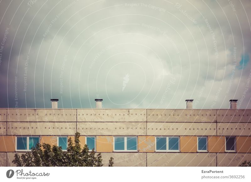 Platte Haus wohnen Fassade Gebäude Architektur Fenster Block Plattenbau Himmel Wolken Baum Schornstein gelb grau blau Wohnungssuche Wohnhaus Wohnungsbau