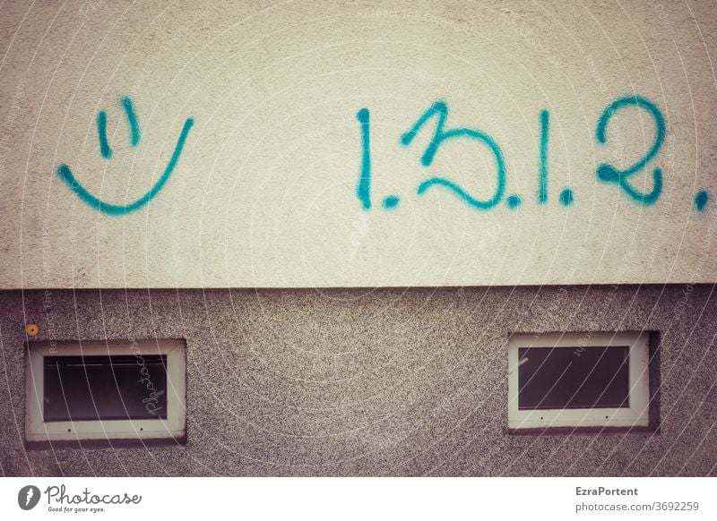 Zahlenfreude Fassade Graffiti Nummer Smiley lachen Mathematik Freundlichkeit Fenster grau Freude 1 2 3 Fröhlichkeit Lächeln Glück Gefühle Lebensfreude positiv