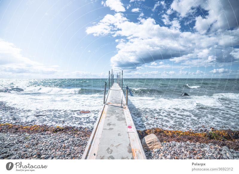 Kleine Brücke zum kalten Meer Wind dramatisch Schiffsdeck Dänemark Skandinavien nordisch frisch Morgen Weg Seeufer Jachthafen tagsüber Steg Cloud Tag