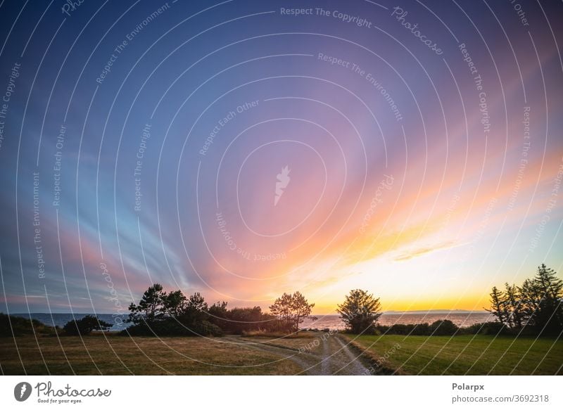 Wunderschöner farbenprächtiger Sonnenuntergang im Sommer Wolkenlandschaft Horizont im Freien Sonnenlicht Sonnenaufgang Wildnis Palette sanft natürlich Küste