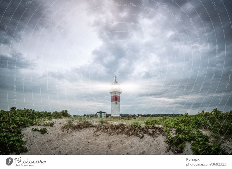 Leuchtturm bei bewölktem Wetter Unwetter stürmisch Wolkenlandschaft Norden schön alt nautisch im Freien Sonnenuntergang Küstenstreifen bewölkter Himmel