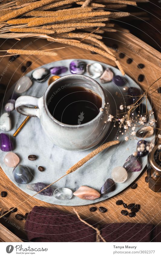 Kaffeetasse mit vielen Edelsteinen ganzheitlich ganzheitliches Essen Esoterik Gemmologie Schatz Farbfoto Juwel violett rosa Foodfotografie Ernährung