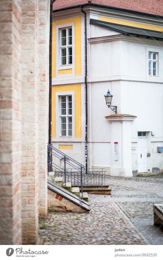 treppe zum hof. Treppe Fassade Außenaufnahme Menschenleer Wand Mauer Farbfoto Architektur Bauwerk Gebäude Stadt Haus Fenster Laterne alt Historische Bauten