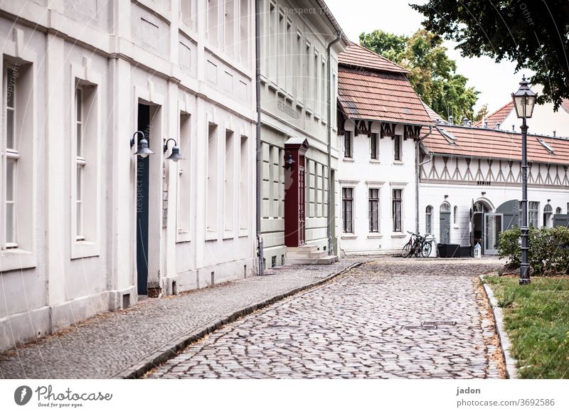 empty streets (26). Straße Fassade Haus Pflastersteine Außenaufnahme Menschenleer Farbfoto Mauer Stadt Architektur Textfreiraum unten Wege & Pfade alt Altstadt