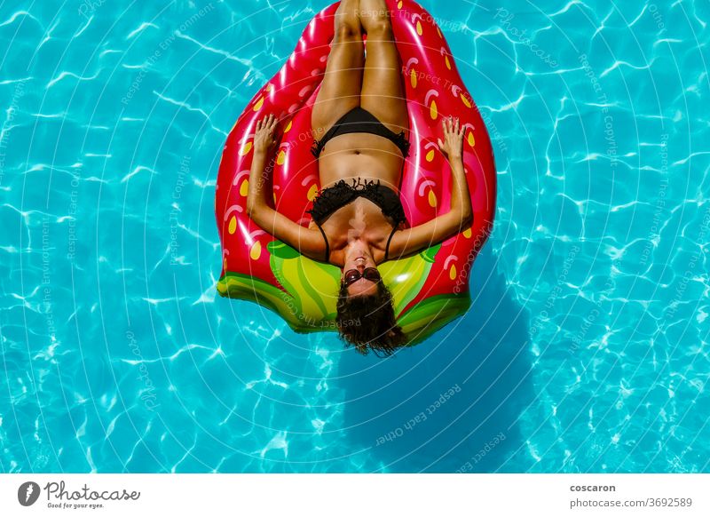 Frau schwebt auf einer ait-Matratze in einem Pool Air schön Bikini blau Körper heiter Kopie copyspace Dröhnen genießen Genuss Mode Schwimmer Mädchen