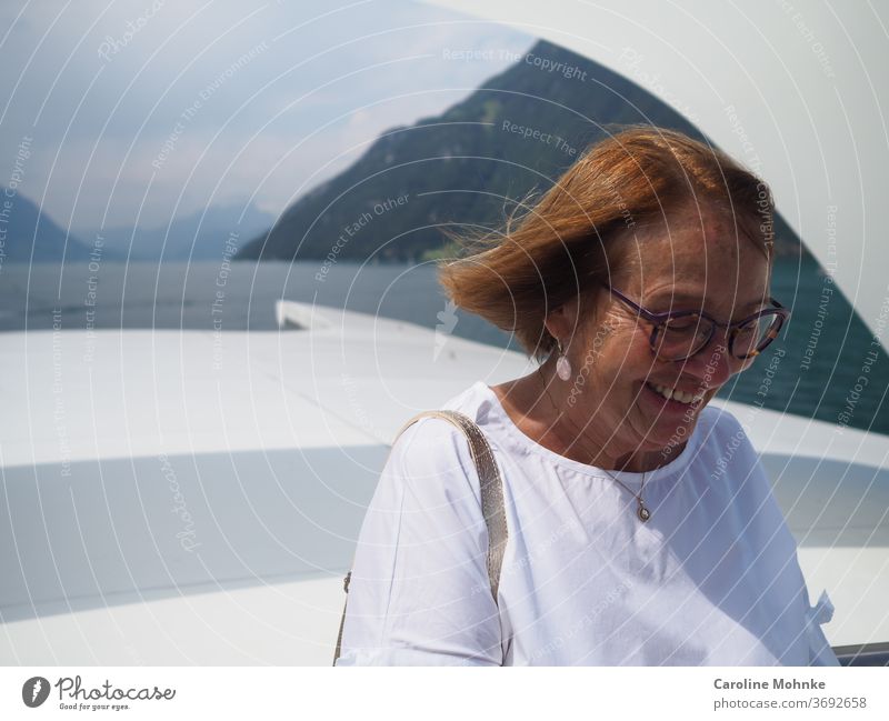 Glücklich auf einem Schiffsausflug fröhlich Sommer Schiffahrt Frau Natur Landschaft Vierwaldstättersee Diamant Seniorin Sonne Wasser schweiz Berge zufriedenheit