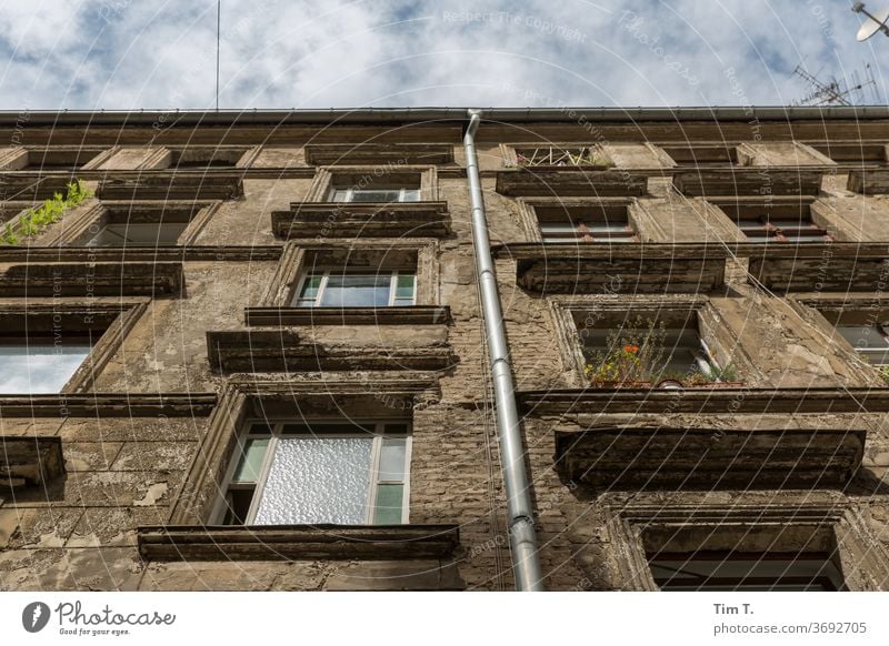 Himmel Berlin Prenzlauer Berg Stadt Stadtzentrum Hauptstadt Altstadt Außenaufnahme Menschenleer Tag Haus Altbau Fenster Bauwerk Gebäude Fassade Hinterhof