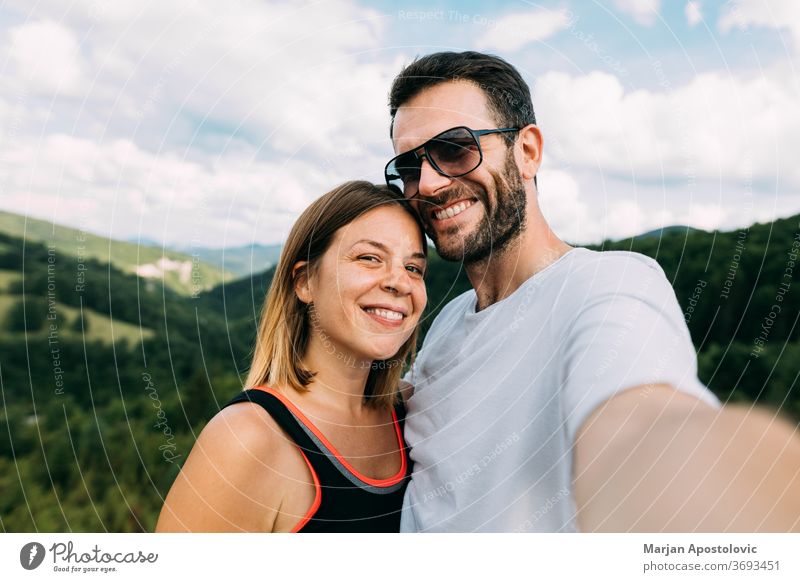 Junges Paar beim Egoismus in den Bergen Erwachsener Abenteuer schön Fotokamera Kaukasier Gesichter Frau Freiheit Freunde Glück Wanderung wandern Reise