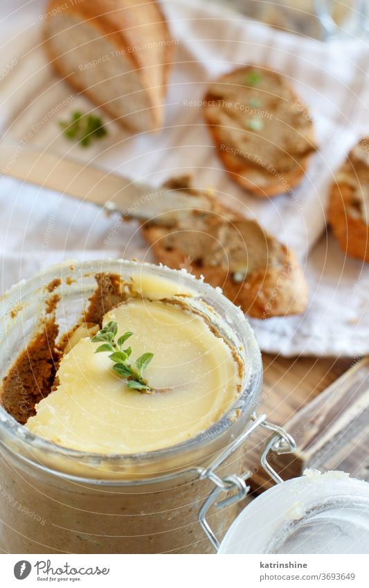 Sandwiches mit hausgemachter Leberpastete Baguette pate abschließen Zuprosten Kraut Glas hölzern selbstgemacht rustikal Mousse Thymian Hausgans Tisch geröstet