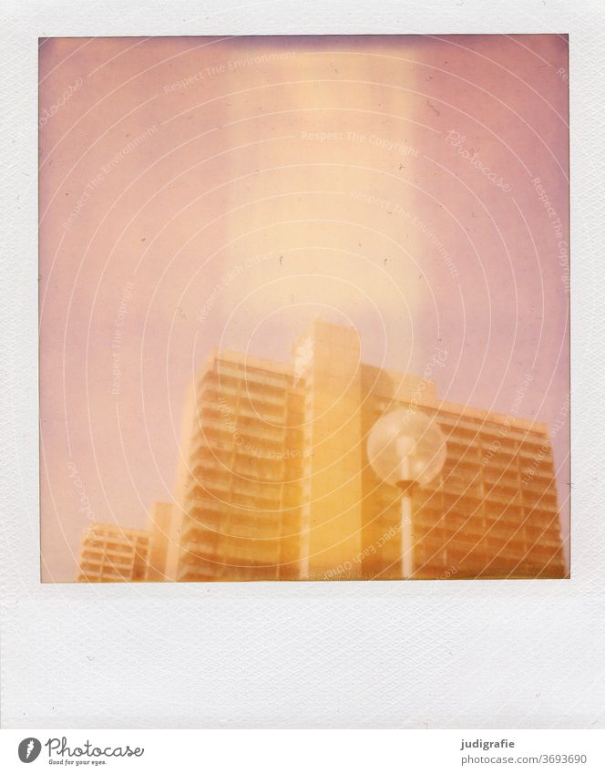 Straßenlampe vor Plattenbau in Halle-Neustadt auf Polaroid. Stadt urban Halle (Saale) Farbfoto Außenaufnahme Menschenleer Architektur Haus Bauwerk Gebäude