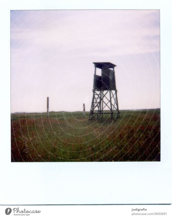 Hochsitz auf Wiese auf Polaroid hochstand Natur Jagd Außenaufnahme Farbfoto Himmel Beobachtung Jagdsitz Ansitz Ansitzjagd Deckung Versteck Umwelt Holz