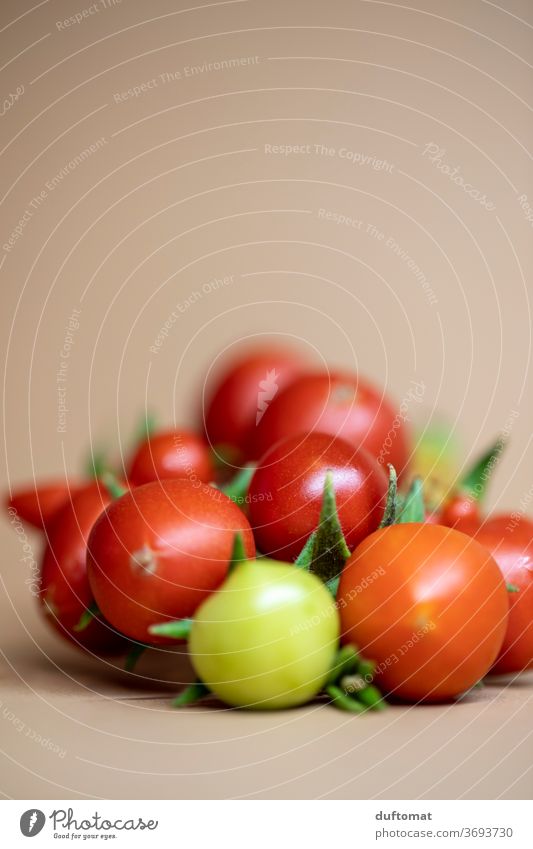 rote Cocktail Tomaten auf neutralem Hintergrund cocktailtomaten Gemüse Salat Markt Markttag Neutraler Hintergrund Hintergrundbild Hintergrund neutral