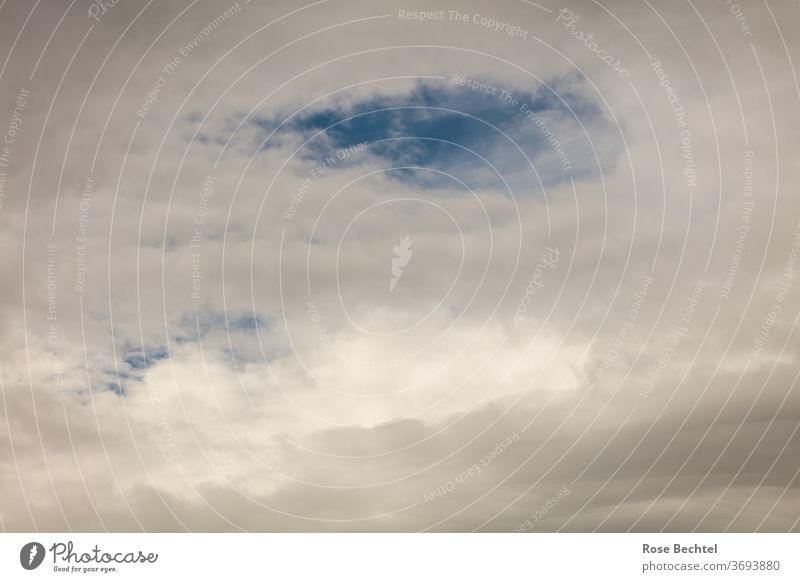 Wolkenhimmel mit ein wenig Blau Himmel Wetter Außenaufnahme Lücke graue Wolken Menschenleer Farbfoto Tag