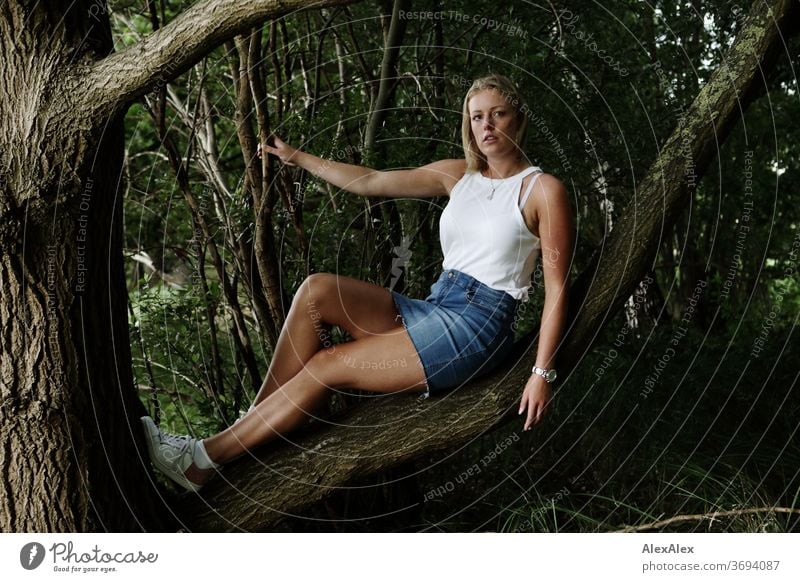 Portrait einer jungen Frau auf einem Ast sitzt junge Frau blond Lächeln Schmuck schön langhaarig Landschaft gebräunt selbstbewußt Sommer natürlich weiblich