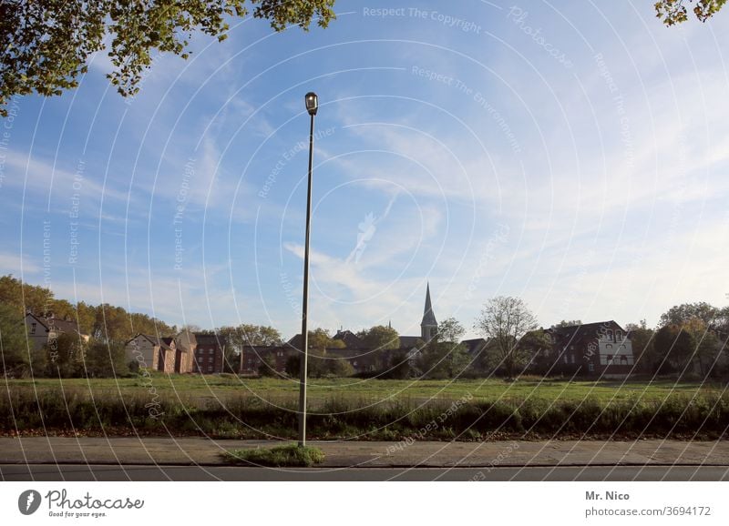 Kleinstadt Stadt Straße Bürgersteig Wege & Pfade Straßenrand Laterne Laternenpfahl Stadtteil Kirche Straßenlaterne mietshaus Siedlung Verkehrswege