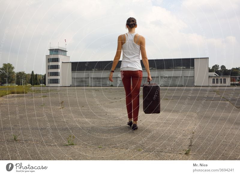 kommen und gehen Koffer Flughafen Ferien & Urlaub & Reisen Gepäck Tourist Reisender tragen Gebäude Flugplatz Passagier Asphalt Ankunft Hangar Urlaubsstimmung