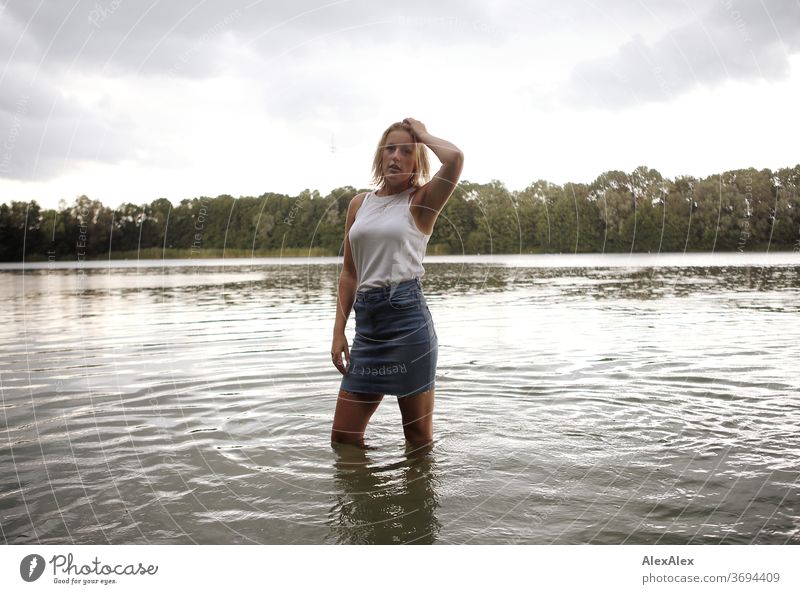 Portrait einer jungen Frau in einem See junge Frau blond Lächeln Schmuck schön langhaarig Landschaft gebräunt selbstbewußt Sommer natürlich weiblich glücklich