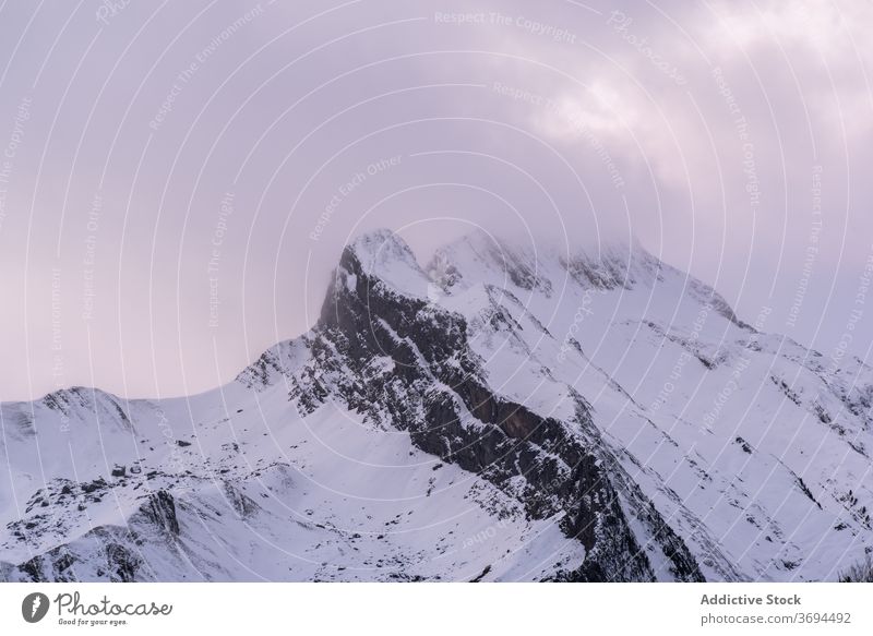 Berg mit Schnee im Winter bedeckt Berge u. Gebirge Landschaft atemberaubend spektakulär idyllisch Natur Nebel malerisch unberührt ruhig Kamm Oberfläche